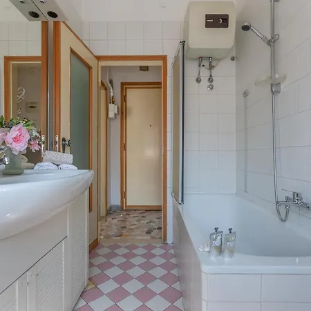 Guesthost - Rimesse & Ospedale Sant'orsola Apartment *